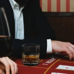 Блэкджек в казино с картами на игровом столе